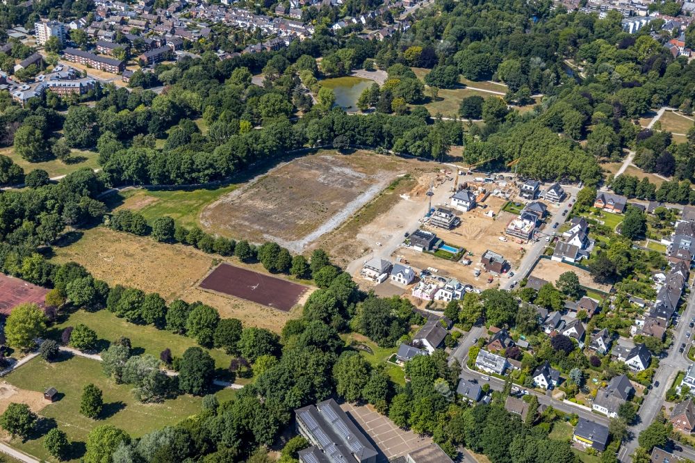 Moers from the bird's eye view: Construction sites for new construction residential area of detached housing estate between Dr.-Karl-Hirschberg-Strasse and Dr.-Hermann-Boschheidgen-Strasse in Moers in the state North Rhine-Westphalia, Germany