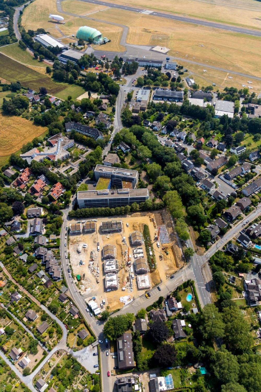 Aerial photograph Mülheim an der Ruhr - Construction sites for new construction residential area of detached housing estate planned by LA CITTA Stadtplanung and implemented by BPD Immobilienentwicklung GmbH between Zeppelinstrasse and Windmuehlenstrasse in Muelheim on the Ruhr in the state North Rhine-Westphalia, Germany