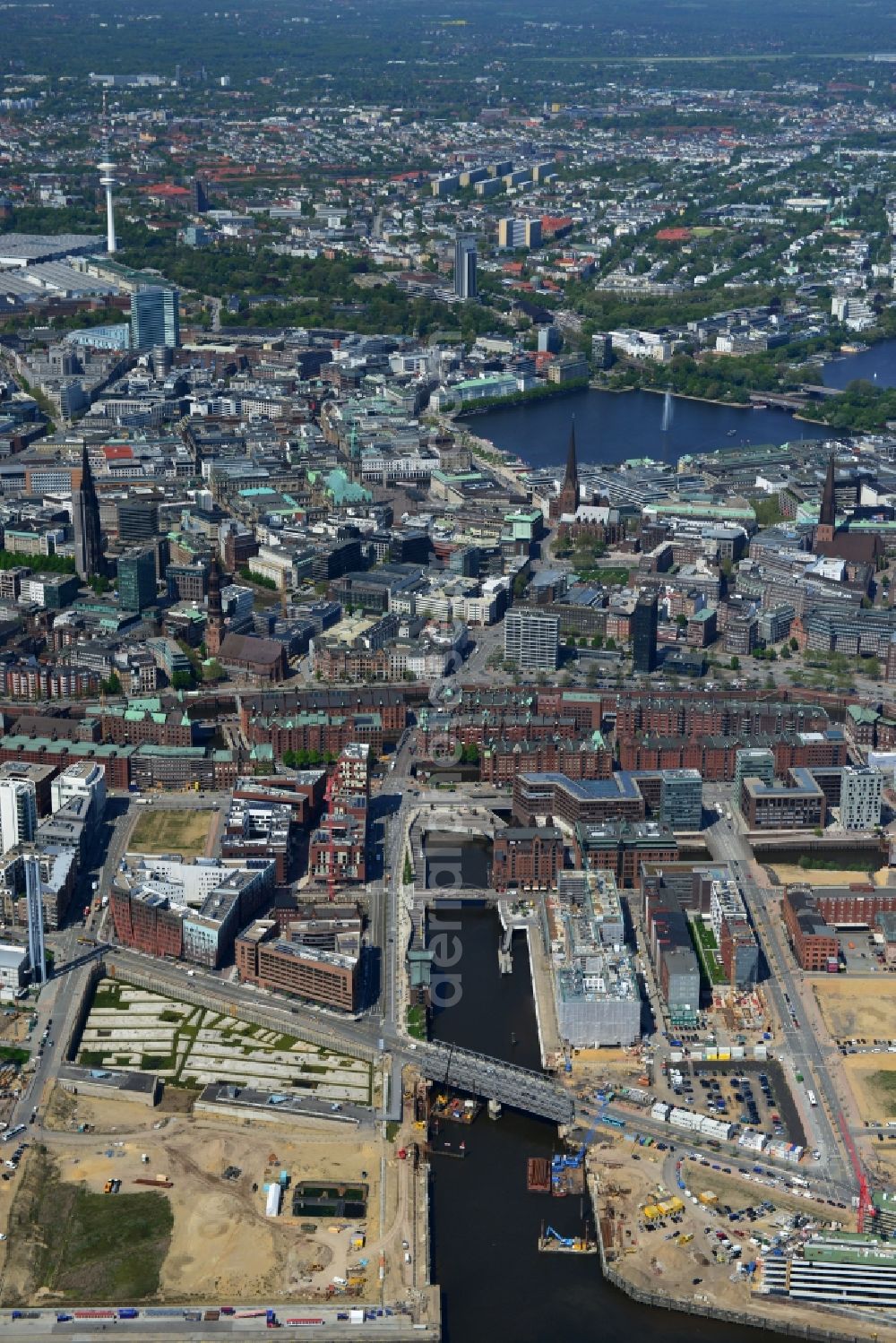 Hamburg from the bird's eye view: Construction sites to redesign and redevelopment of the brain area Brooktorhafen, Überseequartier in HafenCity in Hamburg