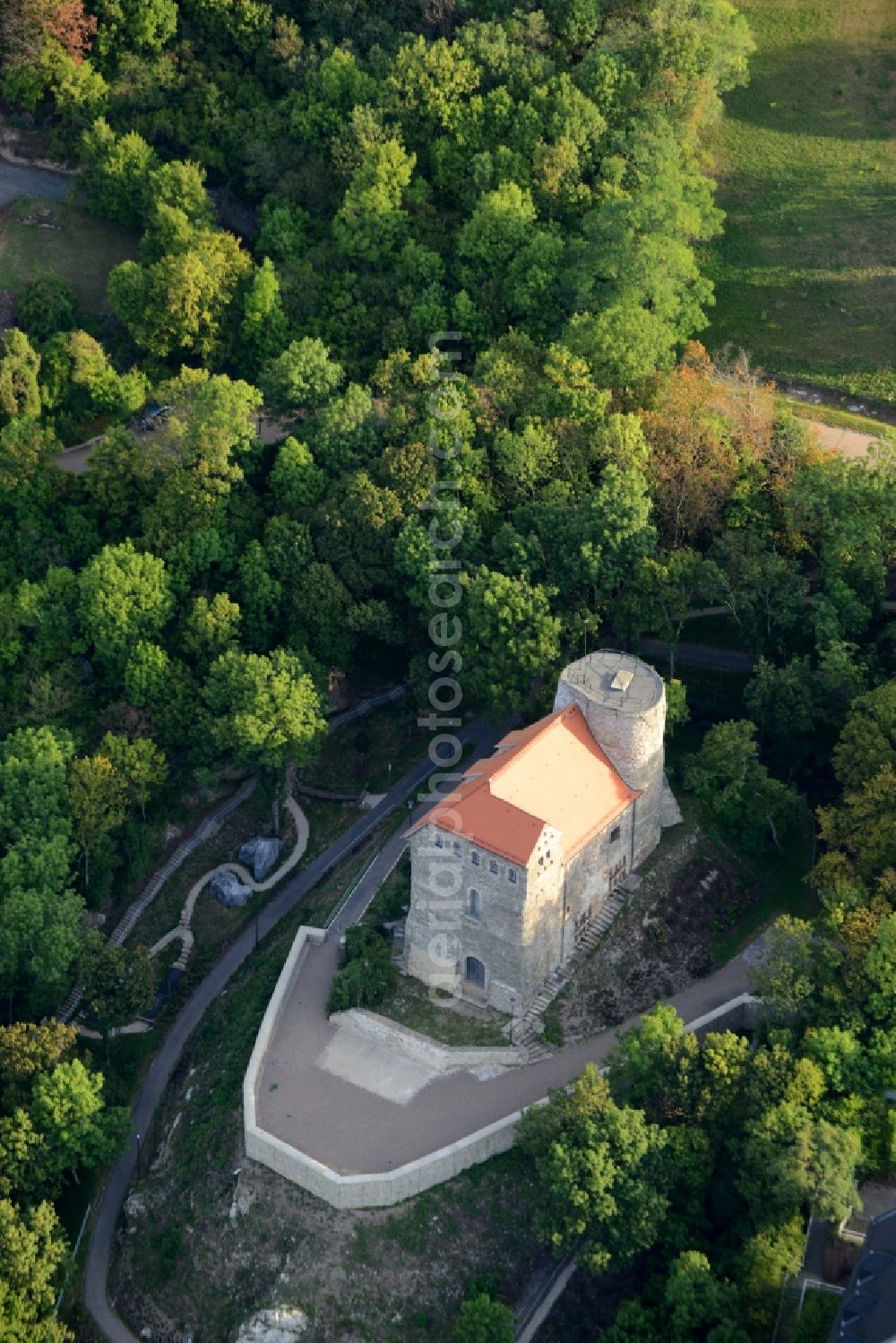 Aerial image Bad Frankenhausen/Kyffhäuser - Fortress Hausmannsturm in Bad Frankenhausen/Kyffhaeuser in the state of Thuringia. The fortress is a protected building which is used touristically and located in a forest in the North of the spa town