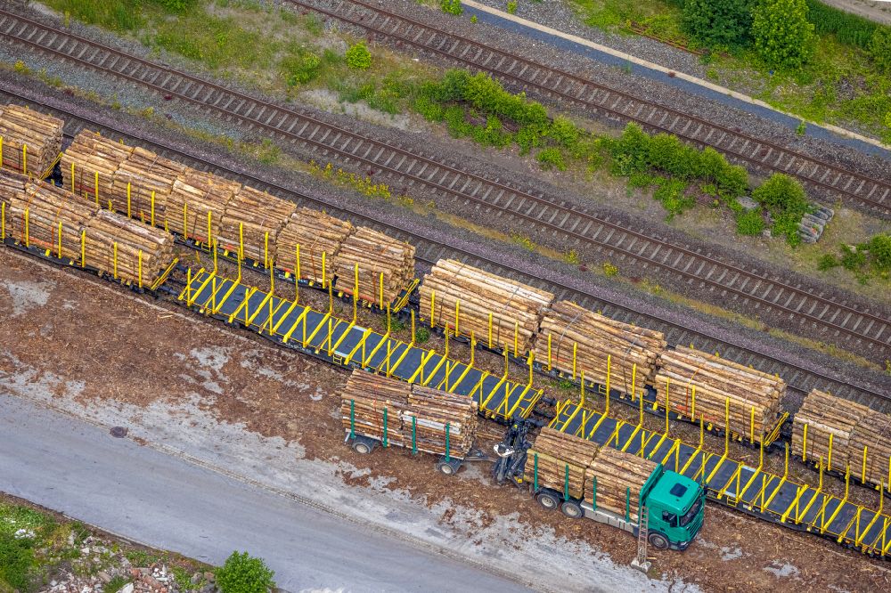 Arnsberg from the bird's eye view: Line range of loading freight station for Holz in the district Wennigloh in Arnsberg at Sauerland in the state North Rhine-Westphalia, Germany