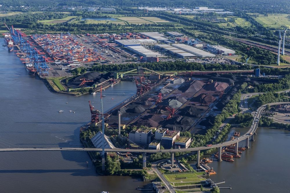 Hamburg from the bird's eye view: Loading zone for sand and bulk material in the harbour in Hamburg and refuse utilisation facility MVR Muellverwertung Rugenberger Damm GmbH & Co. KG