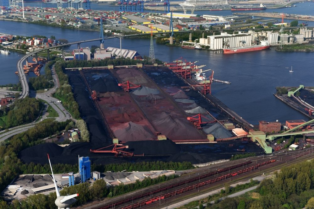 Hamburg from above - Loading zone for sand and bulk material in the harbour in Hamburg and refuse utilisation facility MVR Muellverwertung Rugenberger Damm GmbH & Co. KG
