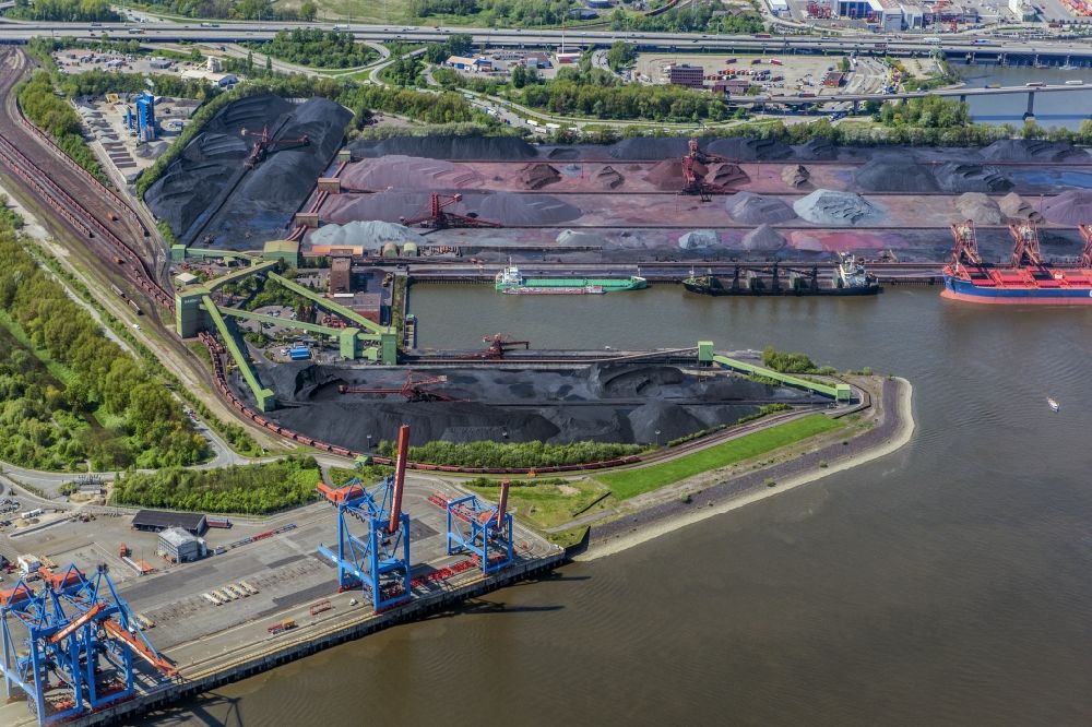 Hamburg from above - Loading zone for sand and bulk material in the harbour in Hamburg and refuse utilisation facility MVR Muellverwertung Rugenberger Damm GmbH & Co. KG