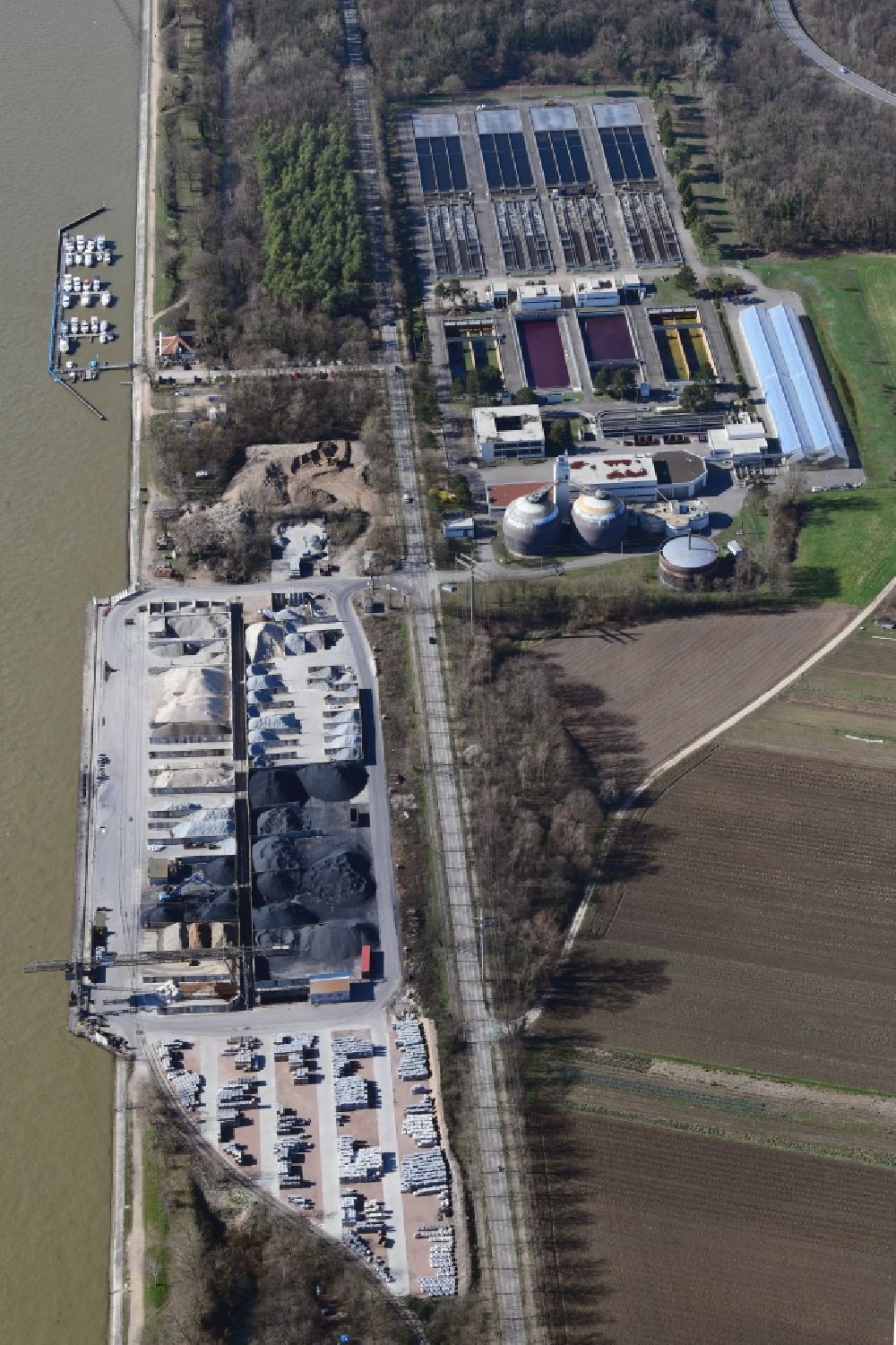 Aerial image Weil am Rhein - Loading zone for sand and bulk material at the harbor and sewage treatment plant Baendlegrund at the river Rhine in Weil am Rhein in the state Baden-Wurttemberg, Germany
