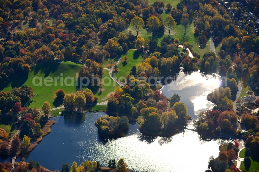 Aerial image Britz - The Britzer Garten, a large park in the south of Berlin, was designated after the local part Britz of Berlin's borough Neukoelln. The park offers nature and garden architecture, playgrounds, lakes and hills as well as multicolored flower patches, matching the particular season and extensive lawns for any leisure activities