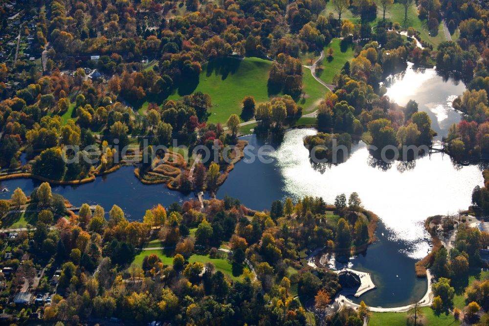Britz from above - The Britzer Garten, a large park in the south of Berlin, was designated after the local part Britz of Berlin's borough Neukoelln. The park offers nature and garden architecture, playgrounds, lakes and hills as well as multicolored flower patches, matching the particular season and extensive lawns for any leisure activities