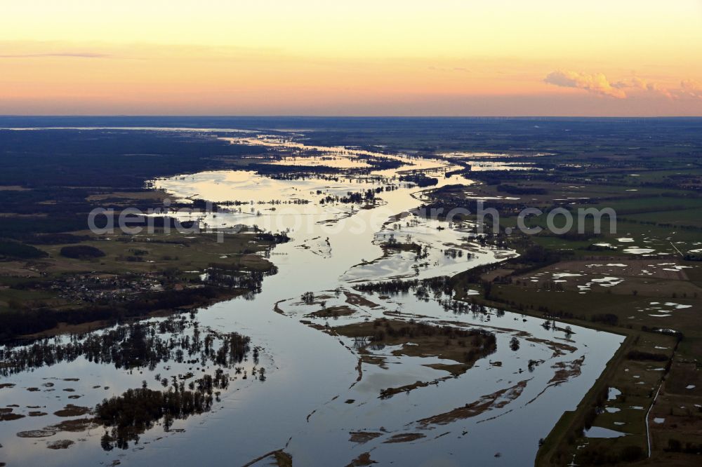 Czelin from the bird's eye view: Riparian areas and flooded flood meadows due to a river bed leading to flood levels of Oder on street Droga bez nazwy in Czelin in West Pomeranian, Poland