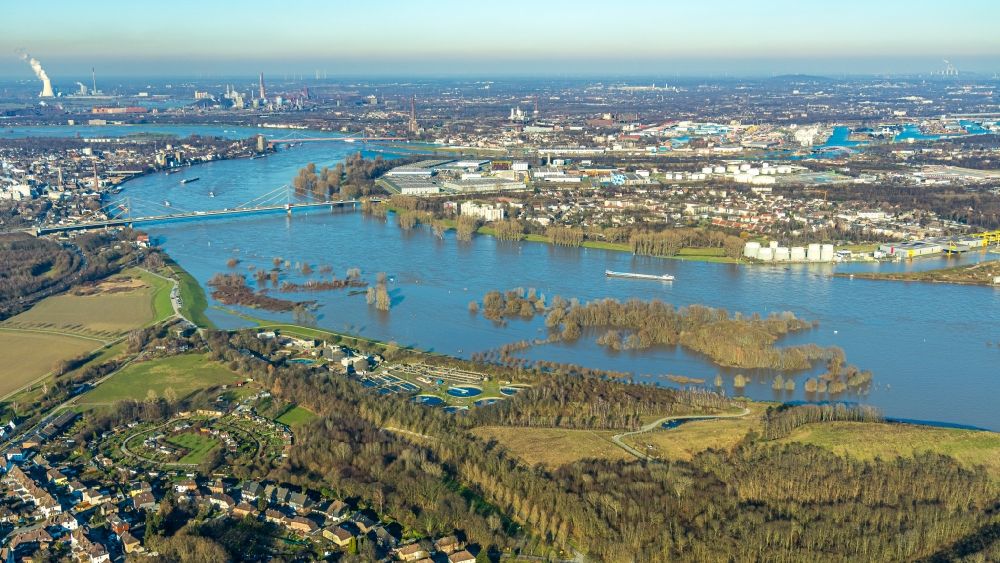 Aerial image Duisburg - Riparian areas and flooded flood meadows due to a river bed leading to flood levels of the Rhine river in the district Bergheim in Duisburg in the state North Rhine-Westphalia, Germany