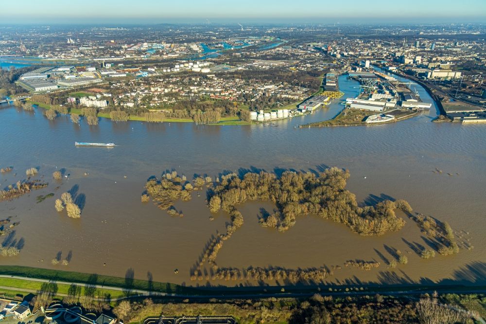 Duisburg from the bird's eye view: Riparian areas and flooded flood meadows due to a river bed leading to flood levels of the Rhine river in the district Bergheim in Duisburg in the state North Rhine-Westphalia, Germany