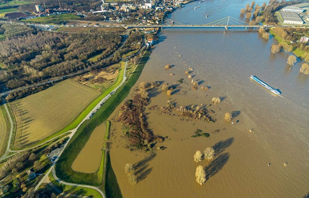 Aerial image Duisburg - Riparian areas and flooded flood meadows due to a river bed leading to flood levels of the Rhine river in the district Bergheim in Duisburg in the state North Rhine-Westphalia, Germany