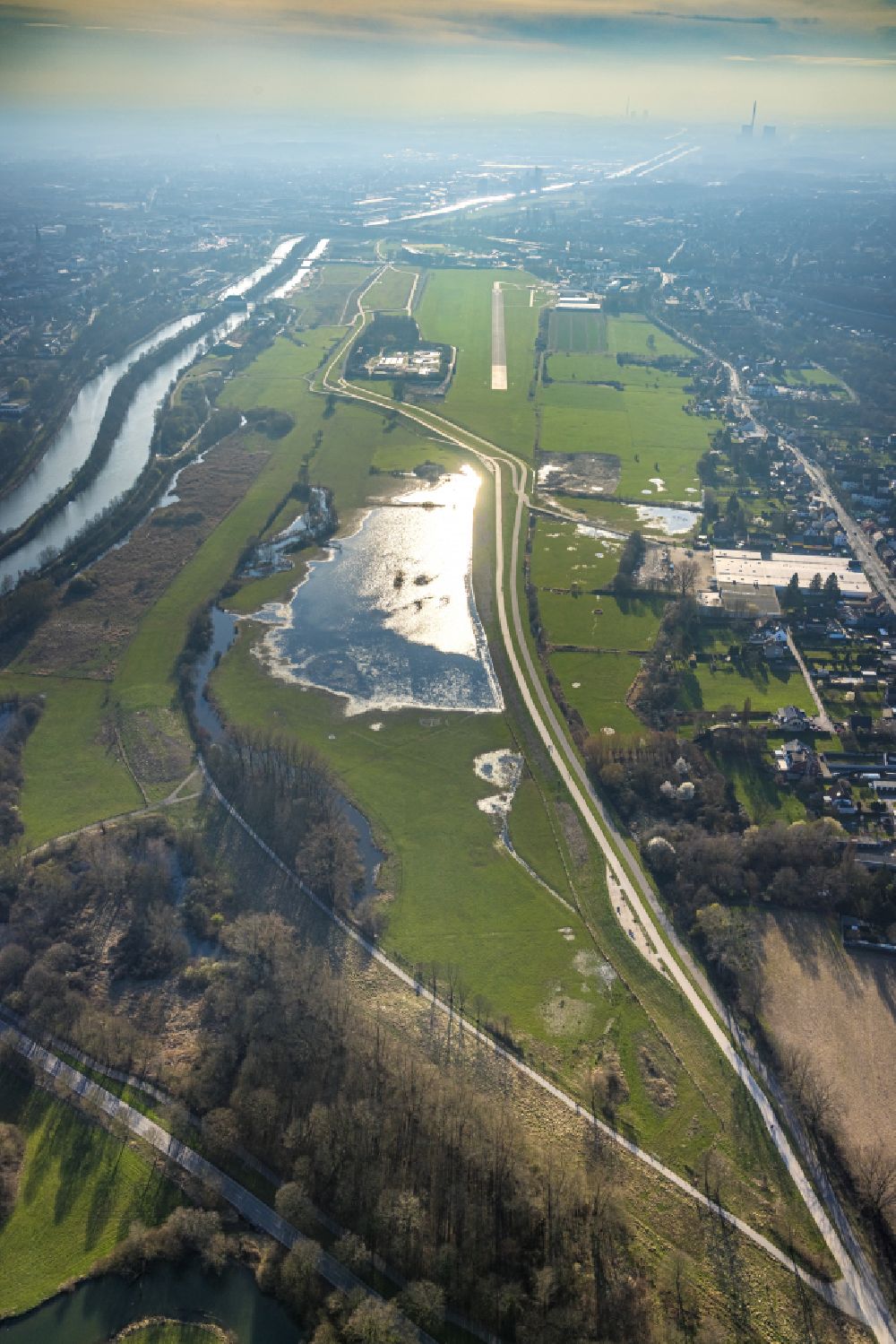 Aerial photograph Heessen - Riparian areas and flooded flood meadows due to a river bed leading to flood levels Lippe in Heessen at Ruhrgebiet in the state North Rhine-Westphalia, Germany
