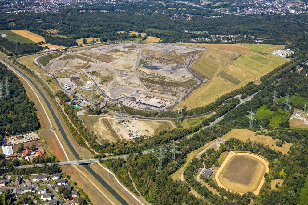 Aerial photograph Gelsenkirchen - Hills and mountain terrain of the dumped landfill Zentraldeponie Emscherbruch on Wiedehopfstrasse in the district Resser Mark in Gelsenkirchen at Ruhrgebiet in the state North Rhine-Westphalia, Germany