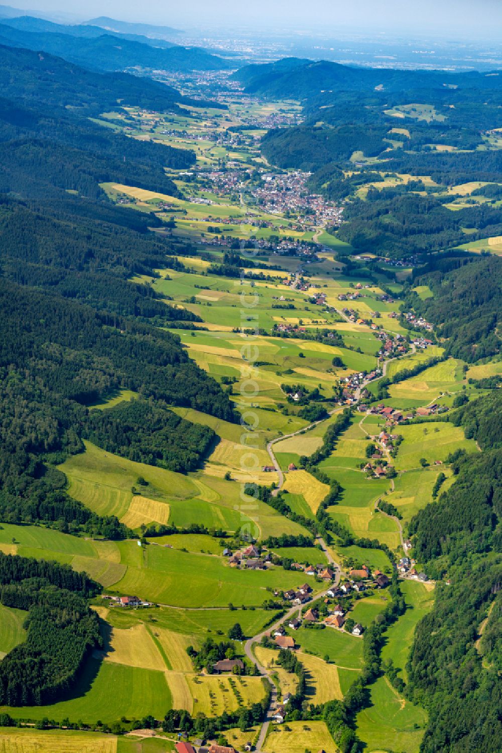 Elzach from the bird's eye view: Valley landscape surrounded by mountains of Elztal in Schwarzwald in Elzach in the state Baden-Wuerttemberg, Germany