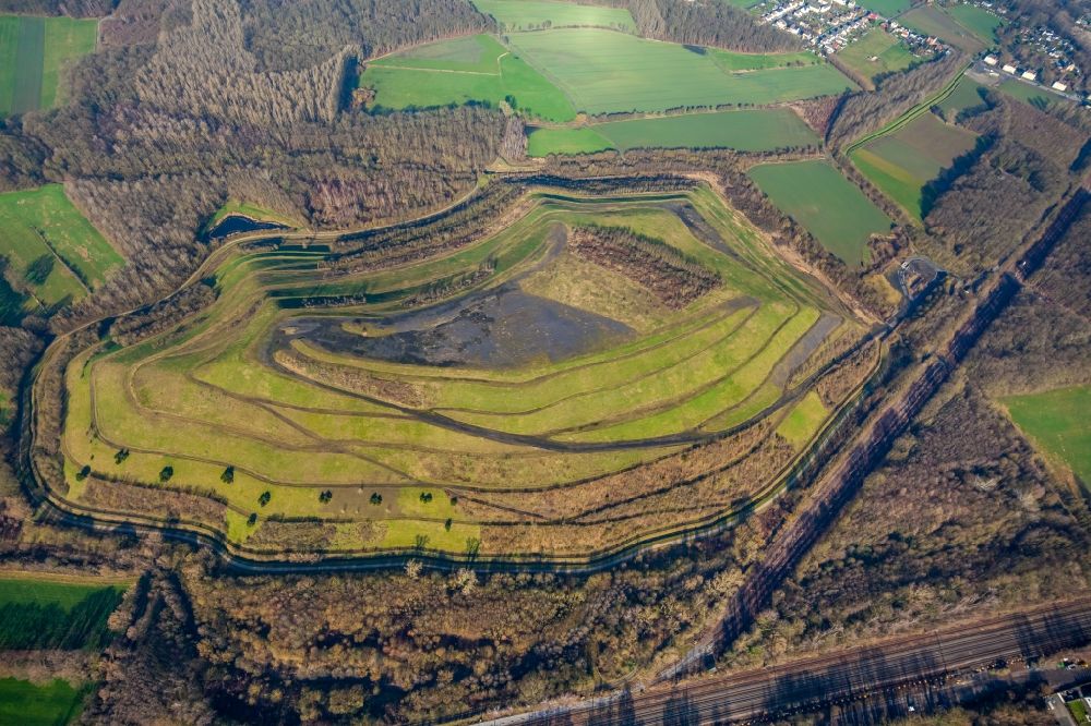 Aerial photograph Hamm - Layers of a mining waste dump Baerbel-Park Pelkum on Westerheideweg in the district Herringer Heide in Hamm in the state North Rhine-Westphalia, Germany
