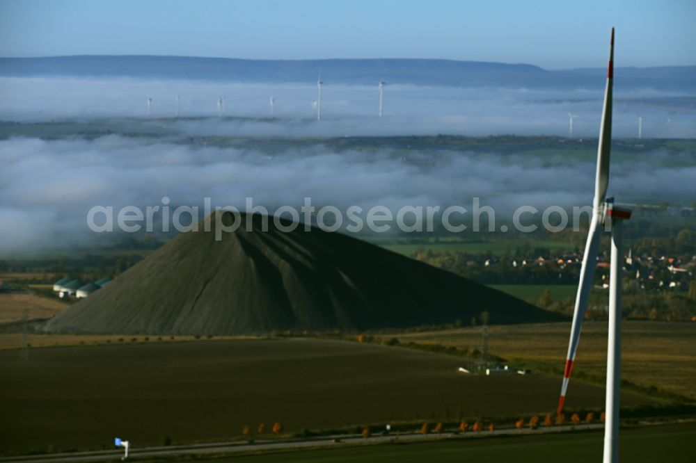 Niederröblingen (Helme) from the bird's eye view: Layers of a mining waste dump of copper mining in front of a layer of high fog in Niederroeblingen (Helme) Mannsfelder Land in the state Saxony-Anhalt, Germany