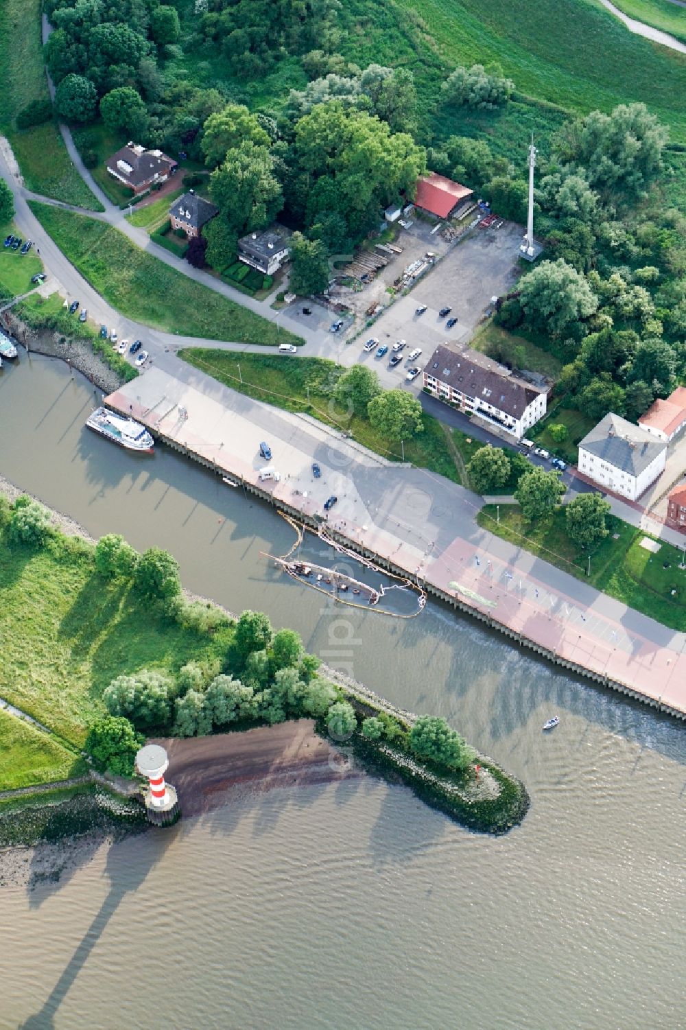 Stade from the bird's eye view: Salvage processing on ship - wreck of the historic two-master, the sunken pilot schooner No 5 Elbe in Stade in the state Lower Saxony, Germany