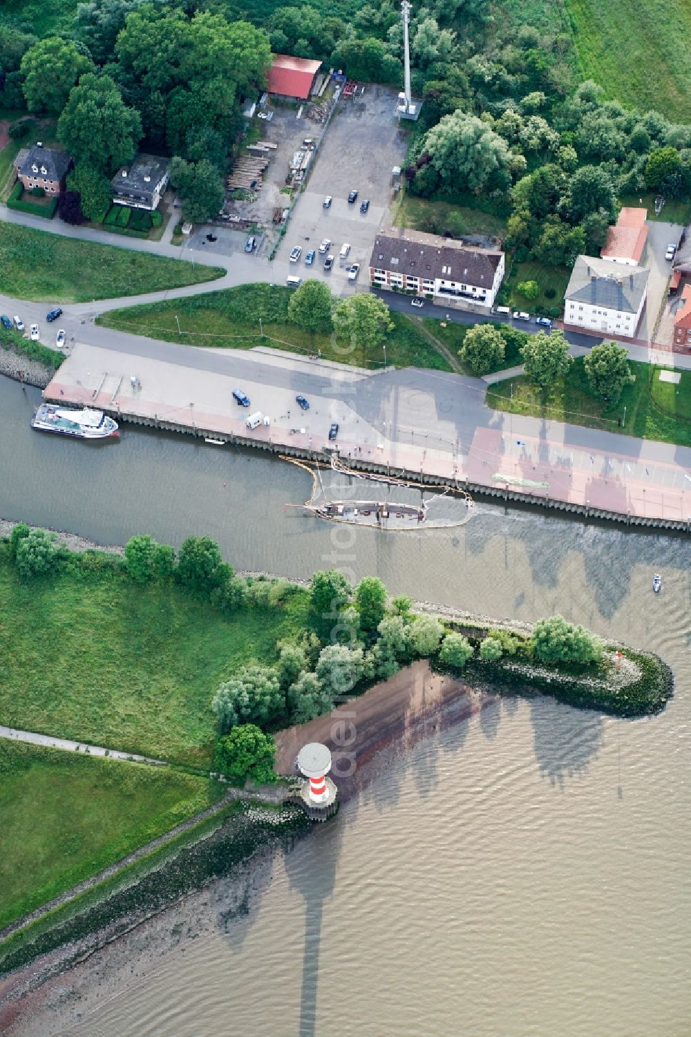 Aerial photograph Stade - Salvage processing on ship - wreck of the historic two-master, the sunken pilot schooner No 5 Elbe in Stade in the state Lower Saxony, Germany