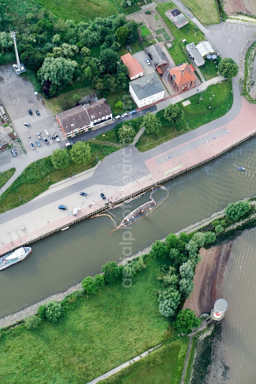 Aerial image Stade - Salvage processing on ship - wreck of the historic two-master, the sunken pilot schooner No 5 Elbe in Stade in the state Lower Saxony, Germany