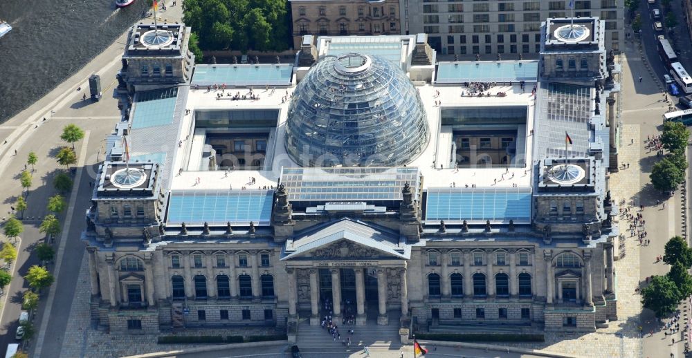 Berlin Mitte from the bird's eye view: Reichstag in Berlin on the Spree sheets in Berlin - Mitte