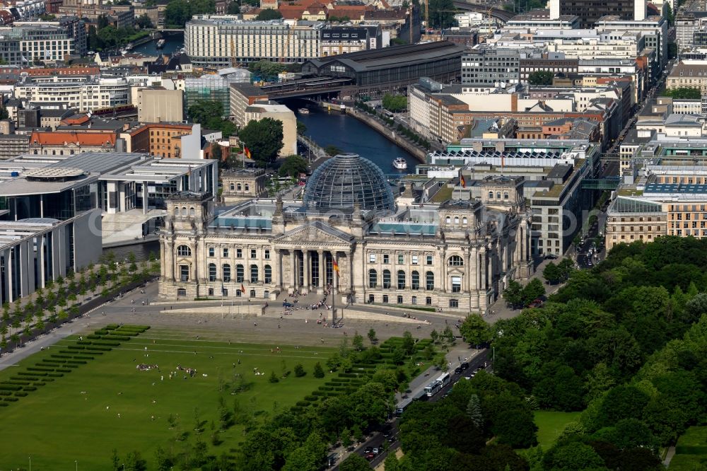 Berlin from above - Reichstag in Berlin on the Spree sheets in Berlin - Mitte
