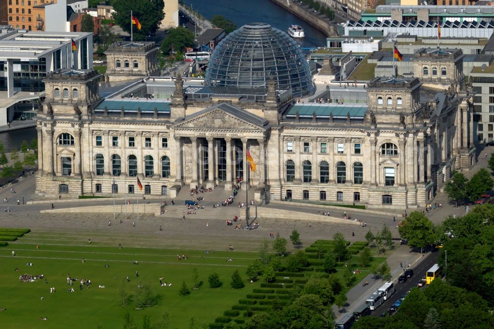 Berlin from the bird's eye view: Reichstag in Berlin on the Spree sheets in Berlin - Mitte
