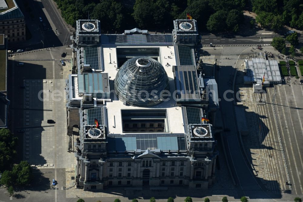 Aerial image Berlin - Reichstag in Berlin on the Spree sheets in Berlin - Mitte