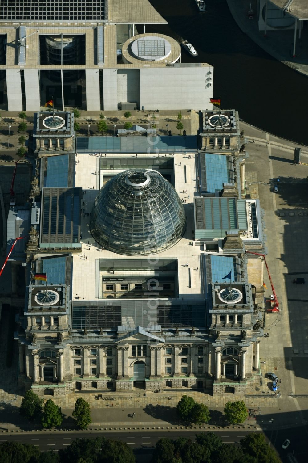 Berlin from the bird's eye view: Reichstag in Berlin on the Spree sheets in Berlin - Mitte