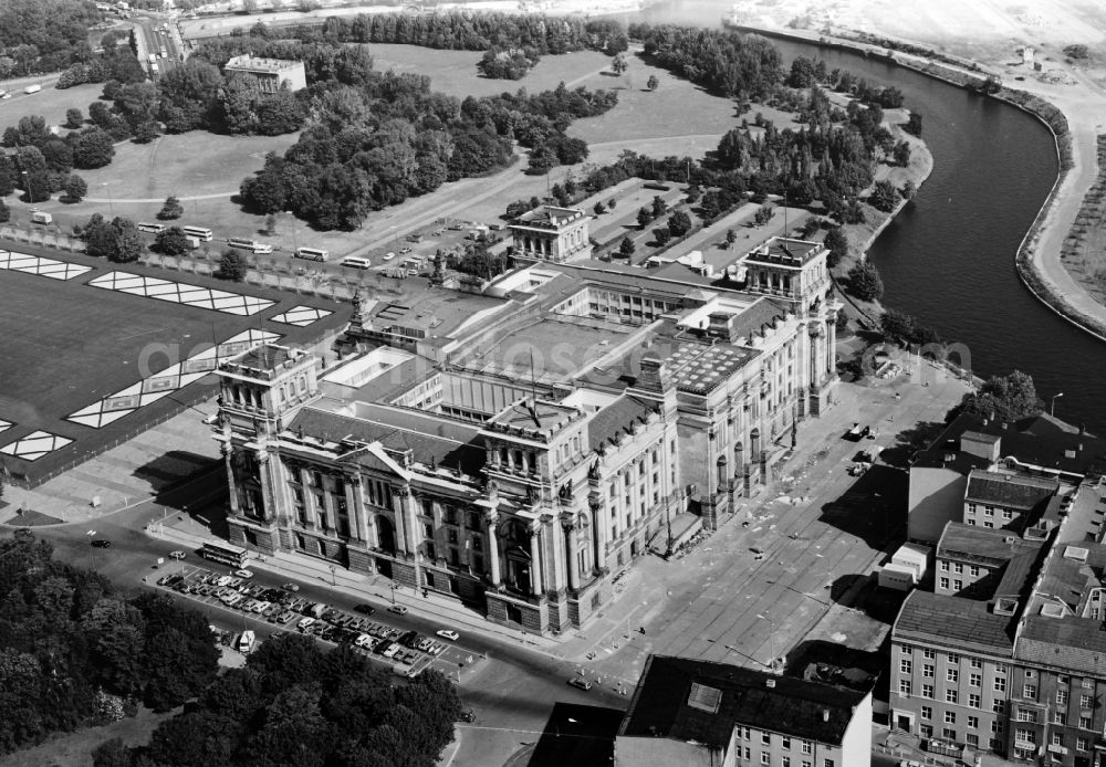 Aerial photograph Berlin - Reichstag in Berlin on the Spree sheets in Berlin - Mitte