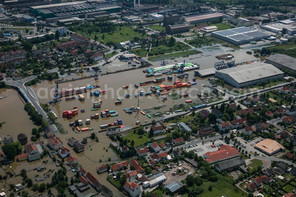 Aerial photograph Riesa - Flooding due to high water on the North and South shore of the Elbe river at the city of Riesa in the state of Saxony. Affected are farms, industrial buildings and residential areas