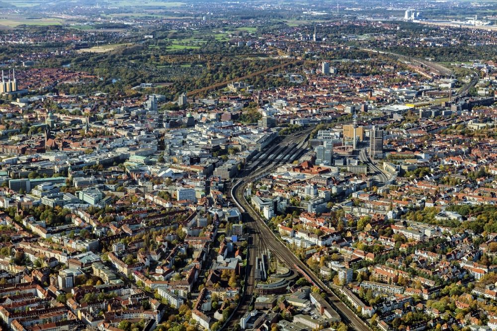 Aerial photograph Hannover - Overview of downtown Mitte with main train station in Hanover in the state of Lower Saxony, Germany Track layout and buildings of the main train station of the Deutsche Bahn in Hanover in the federal state of Lower Saxony, Germany