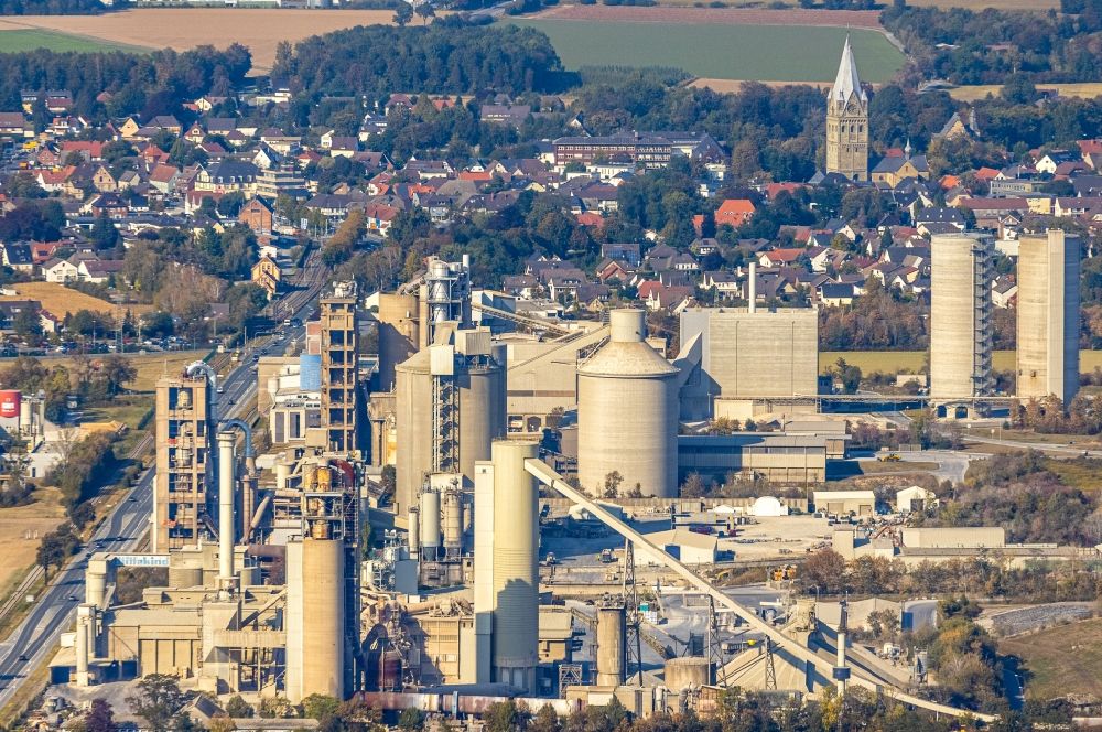 Aerial image Erwitte - Mixed concrete and building materials factory of of Portlandzementwerk Wittekind Hugo Miebach Soehne KG on Huechtchenweg in Erwitte in the state North Rhine-Westphalia, Germany