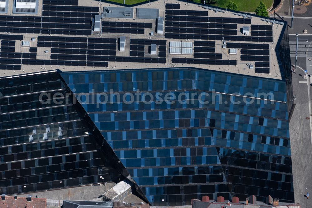 Aerial photograph Freiburg im Breisgau - Glass facade of the library building of the university Freiburg together with the Theater Freiburg ( Freiburg City Theater ) in Freiburg im Breisgau in the state Baden-Wurttemberg, Germany
