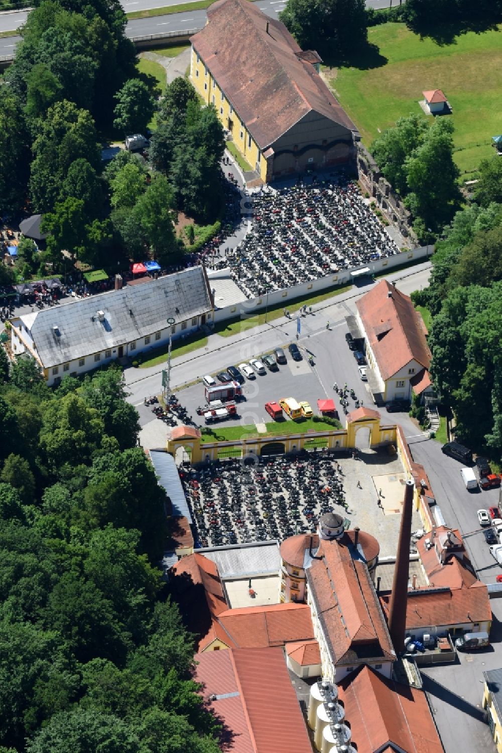 Passau from the bird's eye view: Building and production halls on the premises of the brewery Brauerei Hacklberg in the district Hacklberg in Passau in the state Bavaria, Germany