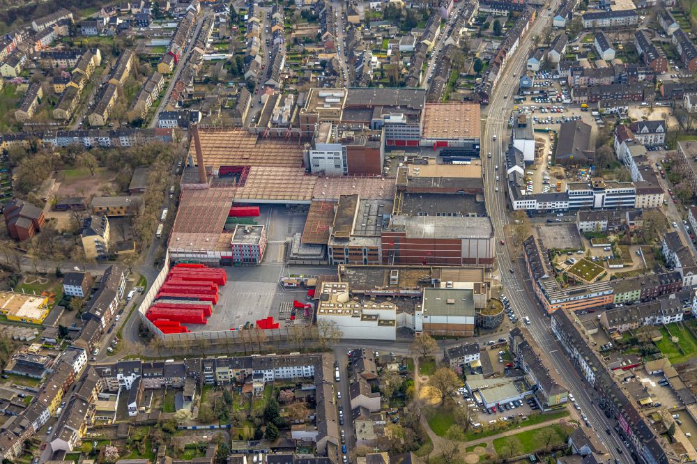 Duisburg from above - Building and production halls on the premises of the brewery Koenig-Brauerei GmbH on Friedrich-Ebert-Strasse in Duisburg in the state North Rhine-Westphalia, Germany