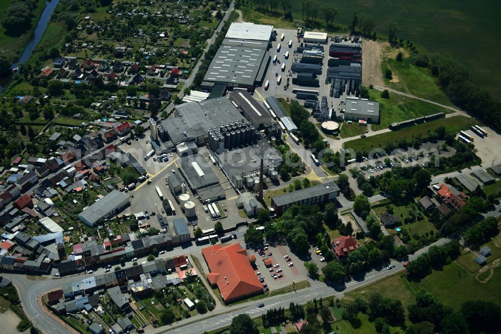 Aerial image Lübz - Building and production halls on the premises of the brewery Mecklenburgische Brauerei Luebz GmbH on Eisenbeissstrasse in Luebz in the state Mecklenburg - Western Pomerania, Germany