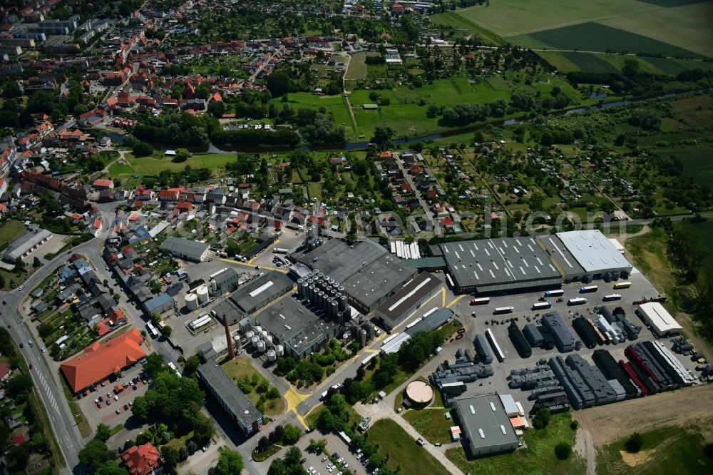 Aerial photograph Lübz - Building and production halls on the premises of the brewery Mecklenburgische Brauerei Luebz GmbH on Eisenbeissstrasse in Luebz in the state Mecklenburg - Western Pomerania, Germany