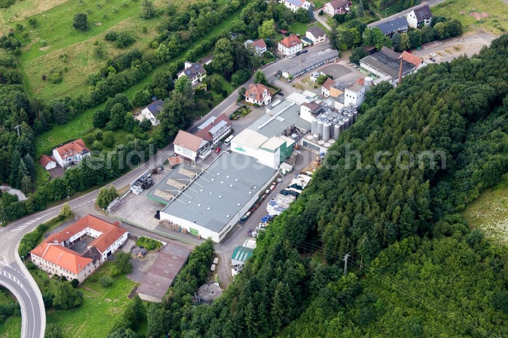 Aerial photograph Winnweiler - Building and production halls on the premises of the brewery Privatbrauerei Bischoff GmbH & Co. KG in Winnweiler in the state Rhineland-Palatinate, Germany