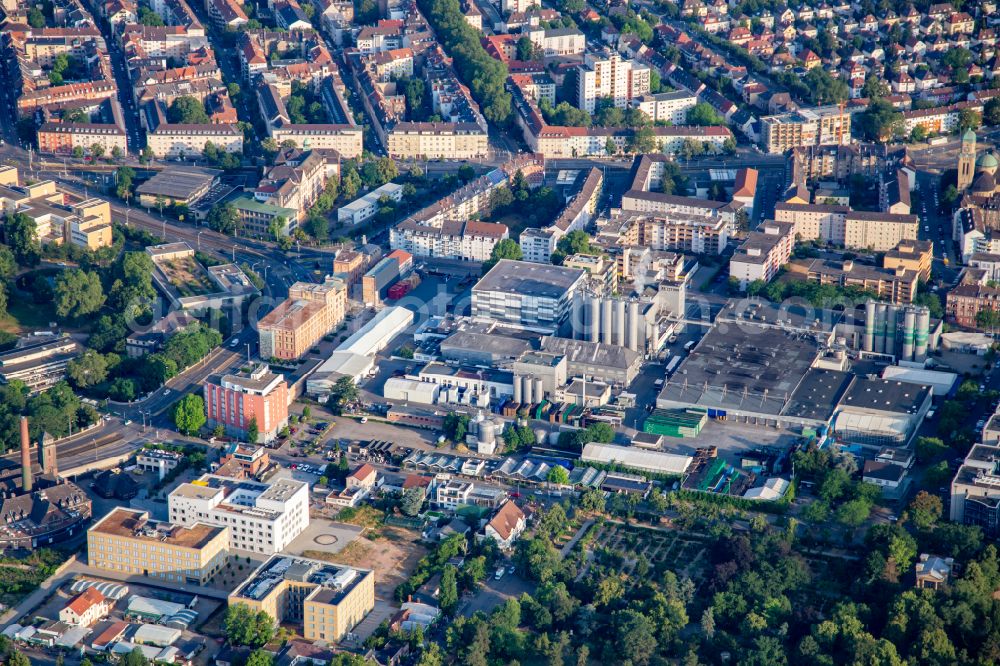 Aerial photograph Mannheim - Building and production halls on the premises of the brewery Privatbrauerei Eichbaum GmbH & Co KG on street Kaefertaler Strasse in Mannheim in the state Baden-Wuerttemberg, Germany