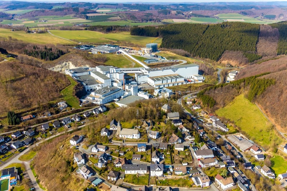 Aerial photograph Grevenstein - Buildings and production halls on the factory premises of the brewery - Veltinsbrauerei An der Streue in Grevenstein in the state of North Rhine-Westphalia