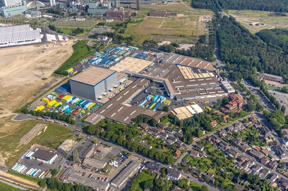 Duisburg from above - Building and production halls on the premises of the brewery Walsumer Brauhaus Urfels and of the beverage production complex on Roemerstrasse in Duisburg at Ruhrgebiet in the state North Rhine-Westphalia, Germany