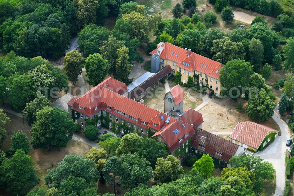 Aerial photograph Hirschfelde - Building complex of the education and training center Jugendbildungsstaette Kurt Loewenstein e.V. in Hirschfelde in the state Brandenburg, Germany