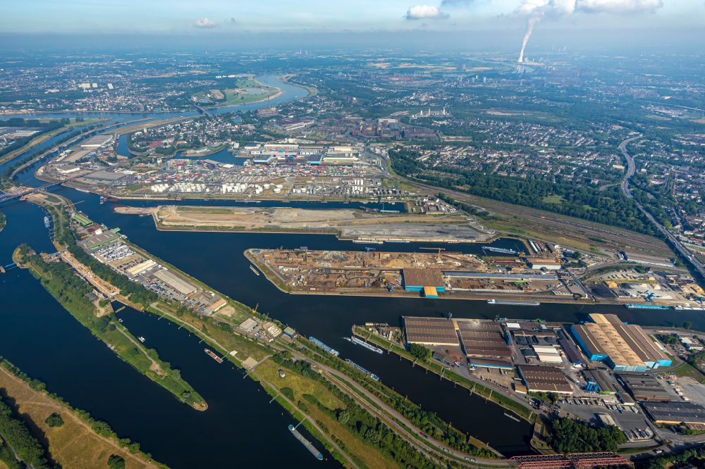 Aerial image Duisburg - Quays and boat moorings at the port of the inland port on Ruhr in the district Ruhrort in Duisburg at Ruhrgebiet in the state North Rhine-Westphalia, Germany