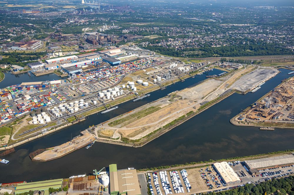 Duisburg from the bird's eye view: Quays and boat moorings at the port of the inland port on Ruhr in the district Ruhrort in Duisburg at Ruhrgebiet in the state North Rhine-Westphalia, Germany