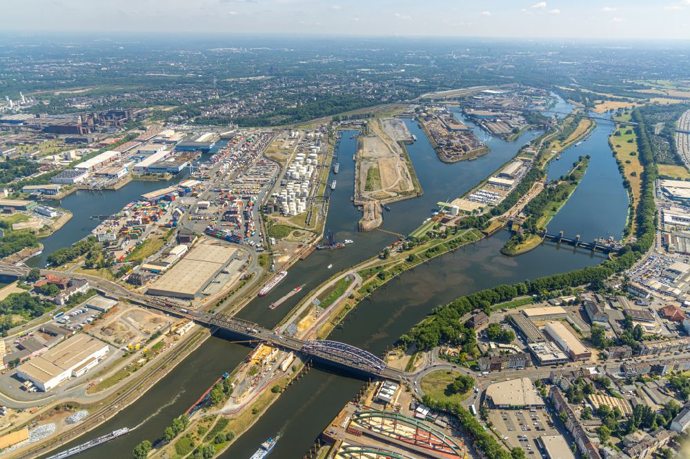 Aerial image Duisburg - Quays and boat moorings at the port of the inland port on Ruhr in the district Ruhrort in Duisburg at Ruhrgebiet in the state North Rhine-Westphalia, Germany