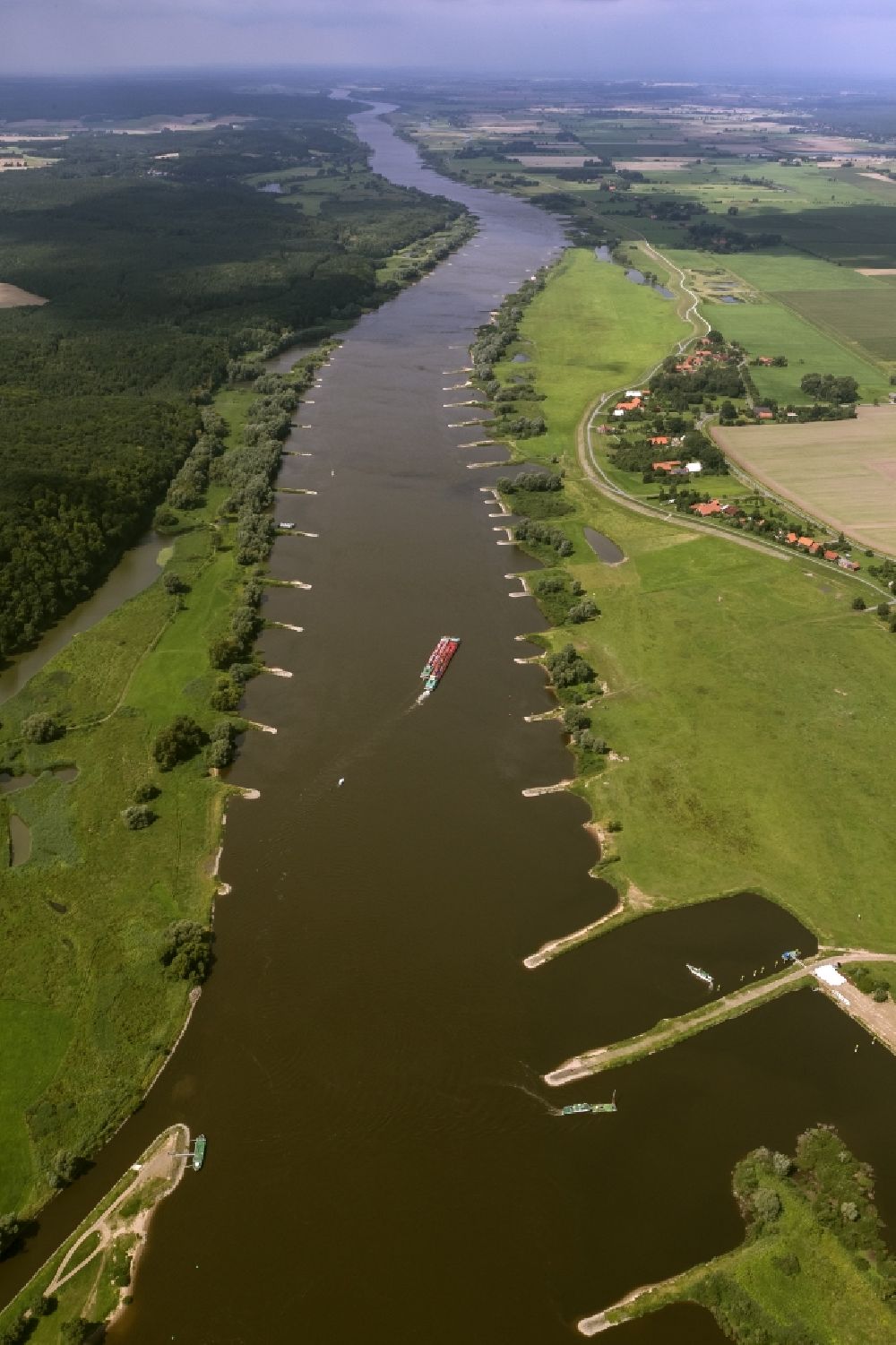 Aerial photograph Hitzacker - Shipping on the river Elbe near Hitzacker in Lower Saxony