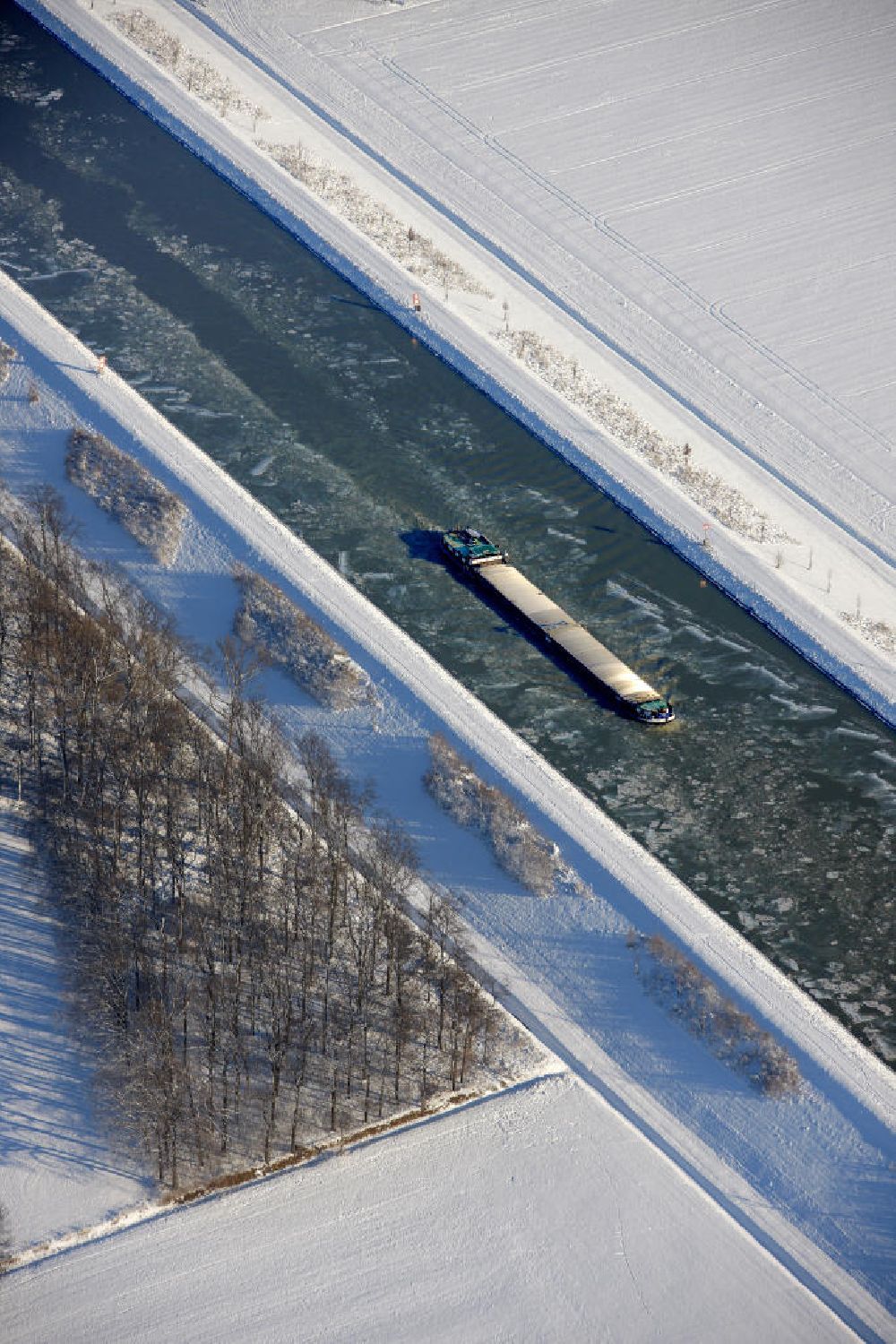 Aerial photograph Olfen - Binnenschiffahrt auf dem winterlich verschneiten und vereisten Dortmund-Ems-Kanal bei Olfen. Shipping on the snow-covered and icy Dortmund-Ems Canal