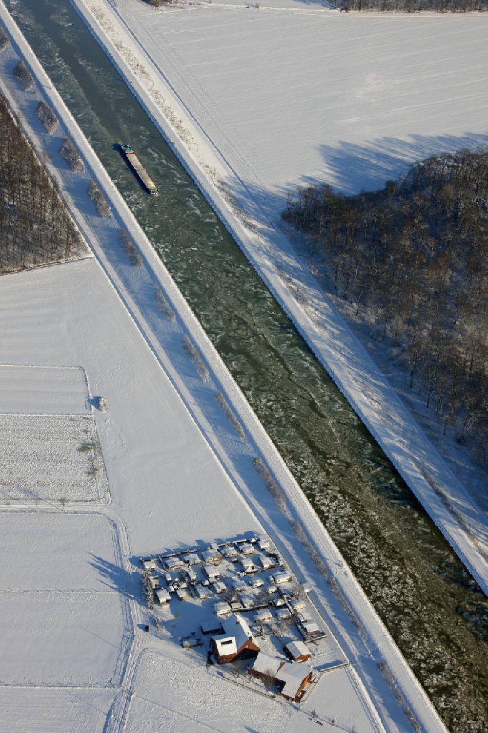 Olfen from above - Binnenschiffahrt auf dem winterlich verschneiten und vereisten Dortmund-Ems-Kanal bei Olfen. Shipping on the snow-covered and icy Dortmund-Ems Canal
