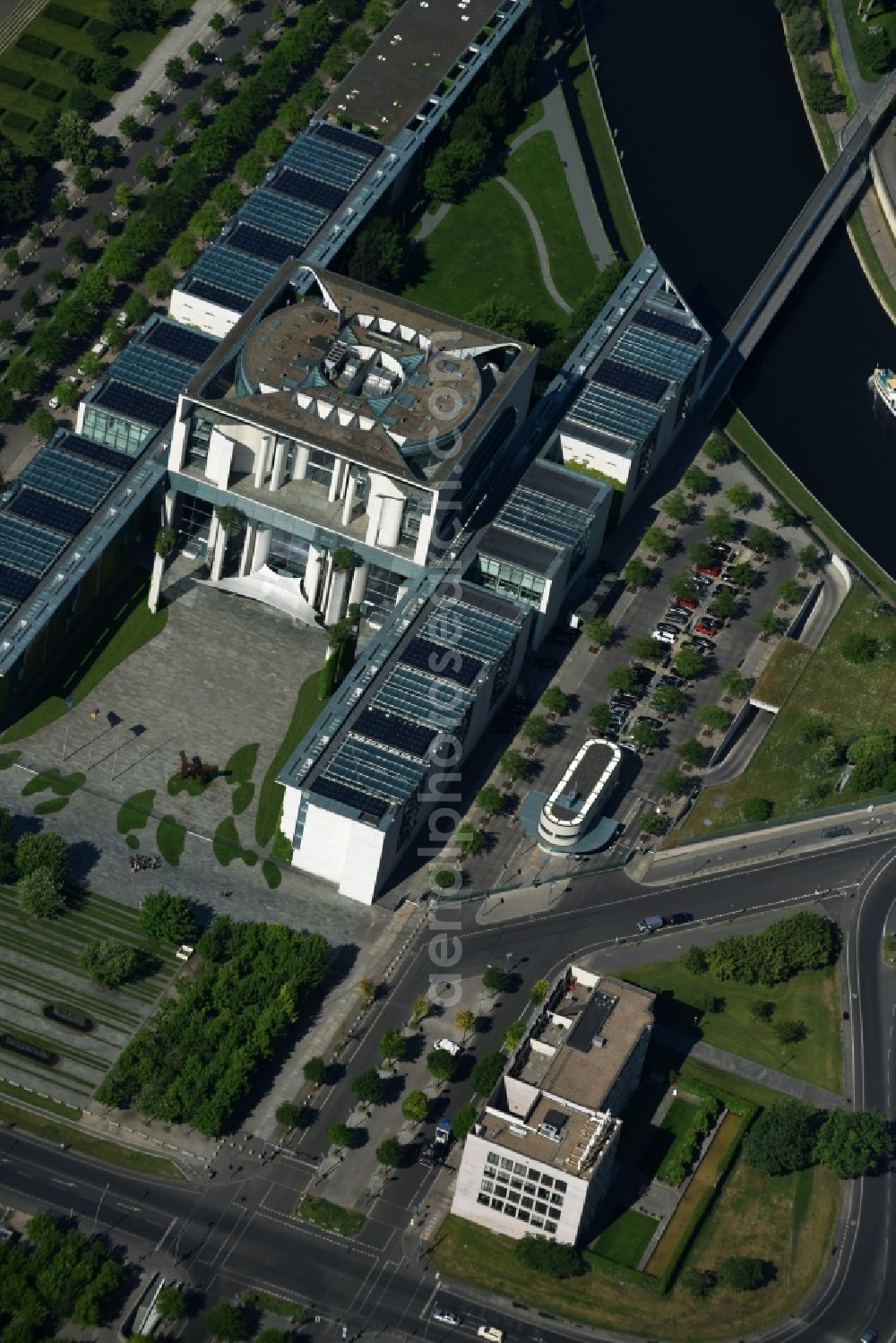 Aerial photograph Berlin - Chancellor's Office opposite the house of the Swiss Embassy in the government district on the banks of the River Spree in Berlin Tiergarten
