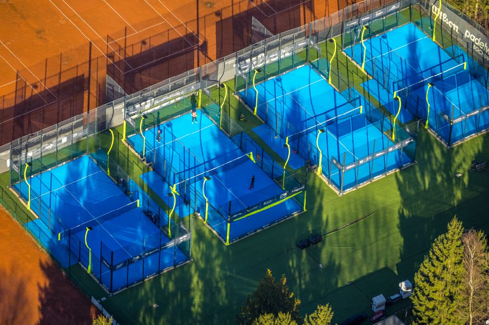 Aerial image Bochum - Blue colored tennis sports complex on street Am Leithenhaus in the district Langendreer in Bochum at Ruhrgebiet in the state North Rhine-Westphalia, Germany